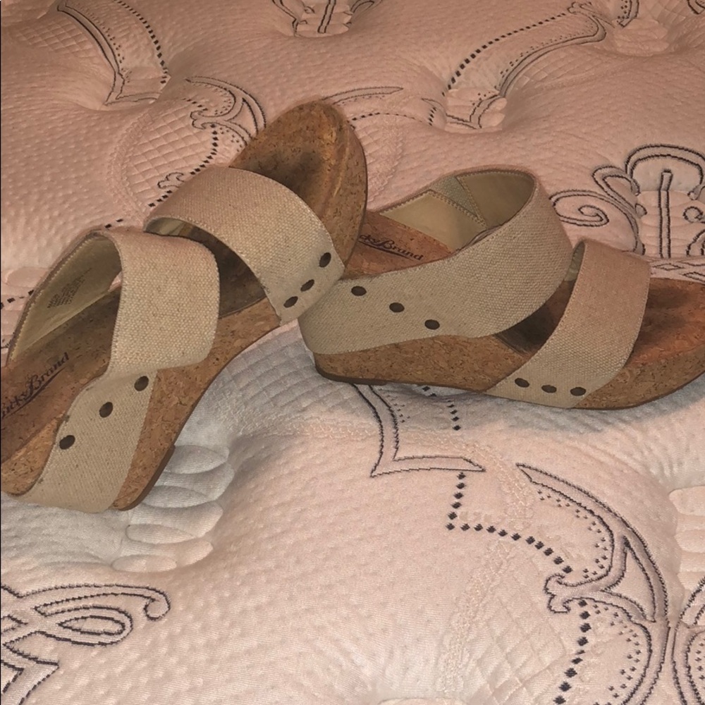 Lucky size 8 beige wedges